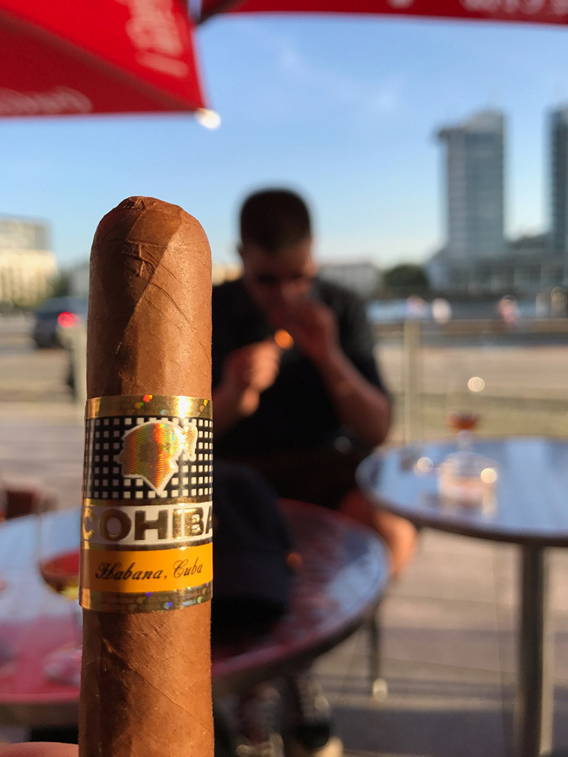 A photo of a cuban cigar.